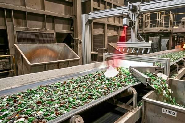 Un tapis de recyclage de verre dans une usine