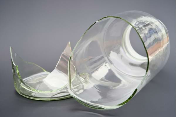 Un verre cass&eacute; non recyclable