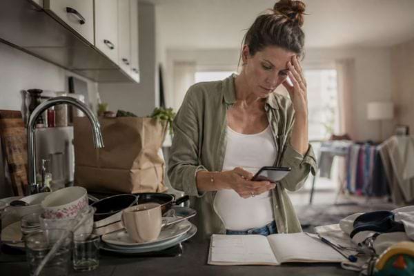 femme occup&eacute;&eacute; devant &eacute;vier avec vaisselle sale