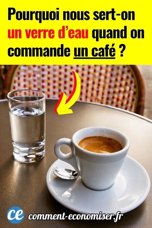 Tasse d&rsquo;expresso avec cuill&egrave;re et verre d&rsquo;eau sur table de caf&eacute; en terrasse