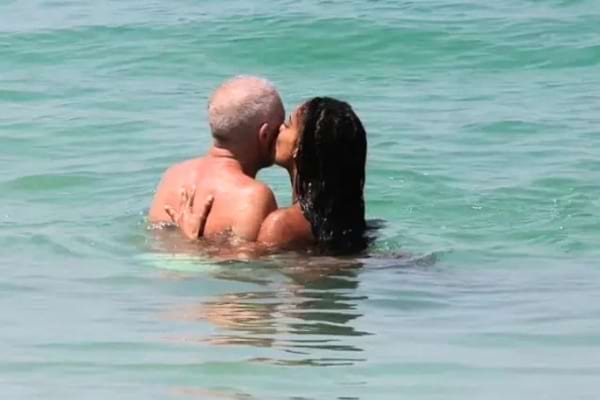 Vincent Cassel et sa compagne dans une eau turquoise