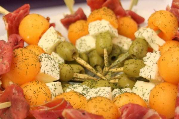 Brochettes melon, feta, raisin et jambon cru pour apéro dinatoire d’été