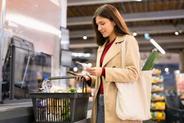Cliente payant ses courses &agrave; une caisse automatique.