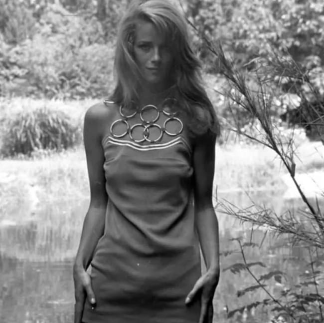 charlotte rampling blonde jeune en robe courte