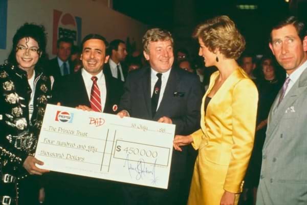 un grand ch&egrave;que tenu par M. Jackson et Diana