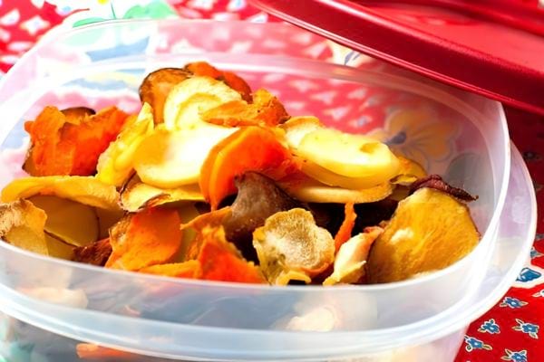 Chips maison croustillantes servies en bol pour apéro anti-gaspi