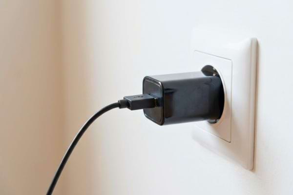Chargeur branch&eacute; &agrave; une prise murale avec c&acirc;ble USB connect&eacute;