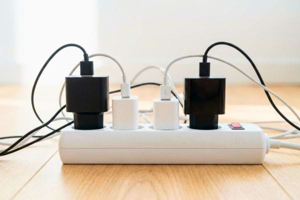 Multiprise avec plusieurs chargeurs et c&acirc;bles branch&eacute;s