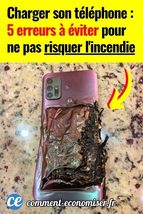 Smartphone br&ucirc;l&eacute; et fondu au dos, fortement endommag&eacute;, pos&eacute; sur un plan de travail en pierre