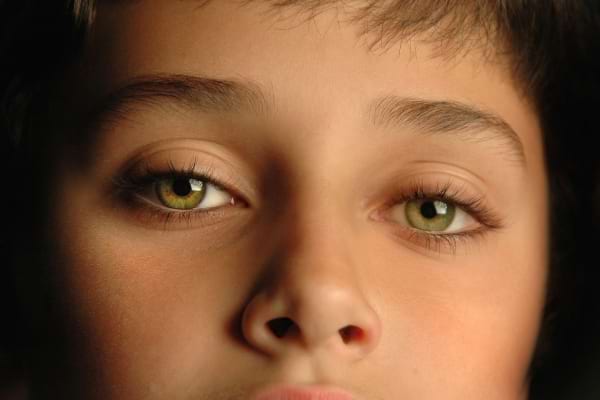 Un enfant aux yeux verts