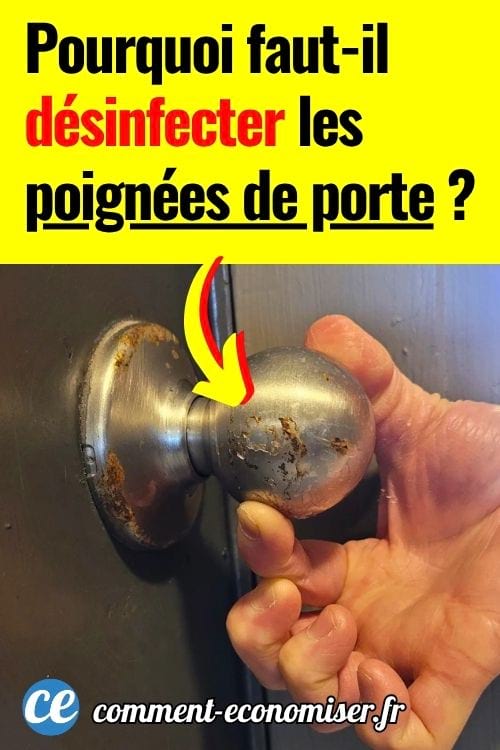 Main tenant une poign&eacute;e de porte m&eacute;tallique sale et rouill&eacute;e.