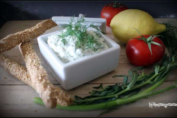 Sauce fromage ricotta aux herbes avec gressins, tomates et citron pour apéro dinatoire estival
