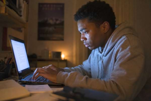 Un &eacute;tudiant devant son ordinateur 