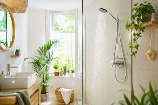 Douche lumineuse avec jet d&rsquo;eau en marche.