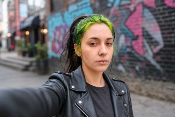 une jeune fille cheveux vert faisant selfie