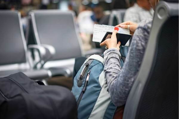 Une femme qui tient un billet d'avion