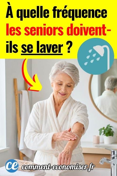 Femme senior appliquant une cr&egrave;me sur son bras dans une salle de bain lumineuse.