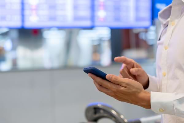 Un homme r&eacute;serve ses billets d'avion &agrave; la derni&egrave;re minute