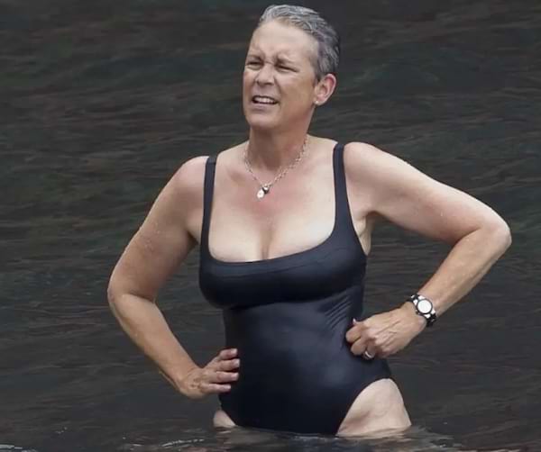 Jamie Lee Curtis en maillot de bain prend un bain de mer
