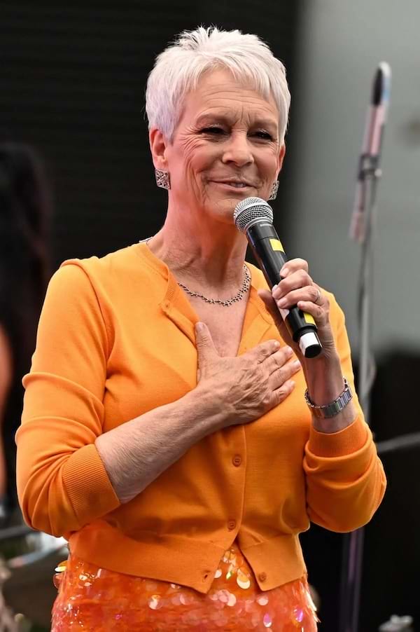 Jamie Lee Curtis au micro