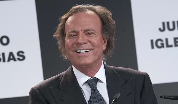 Julio Iglesias sur un plateau t&eacute;l&eacute;