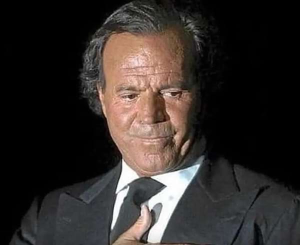 Julio Iglesias en costume