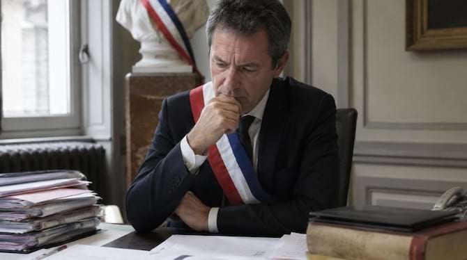 Maire pensif face aux obligations l&eacute;gales de sa fonction