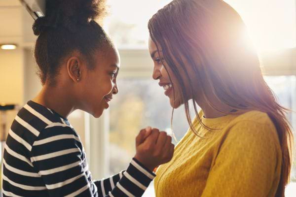 une m&egrave;re et sa fille se regardent les yeux dans les yeux