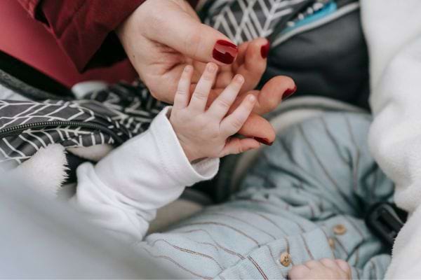 une main de b&eacute;b&eacute; et de femme