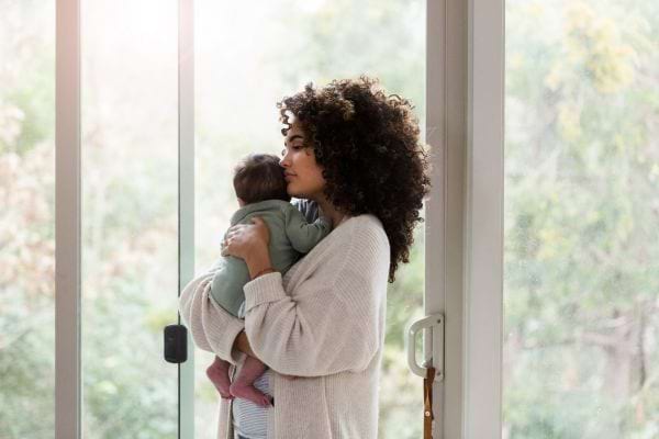 une maman porte son b&eacute;b&eacute;