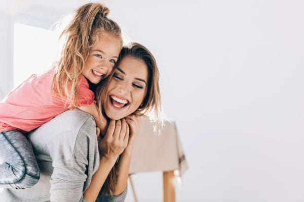 une fille et sa m&egrave;re s'amusent