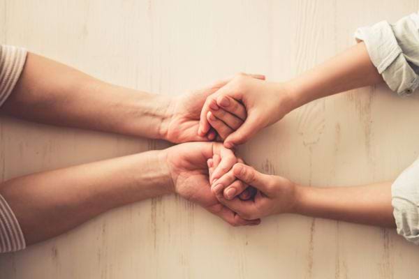 des mains d'adulte et d'enfants qui tiennent
