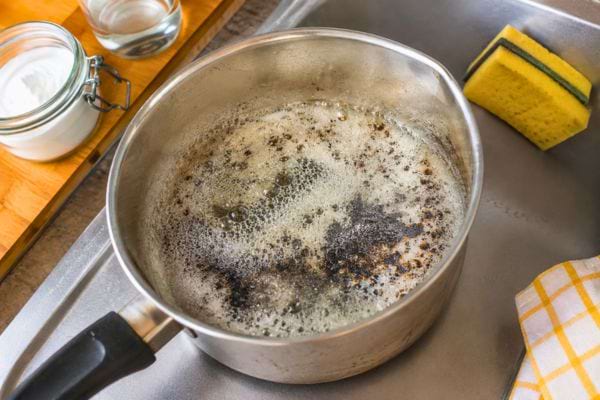Casserole sale avec mélange mousseux de vinaigre et bicarbonate.
