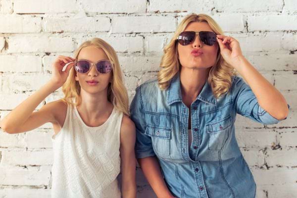 une m&egrave;re et sa fille avec des lunettes