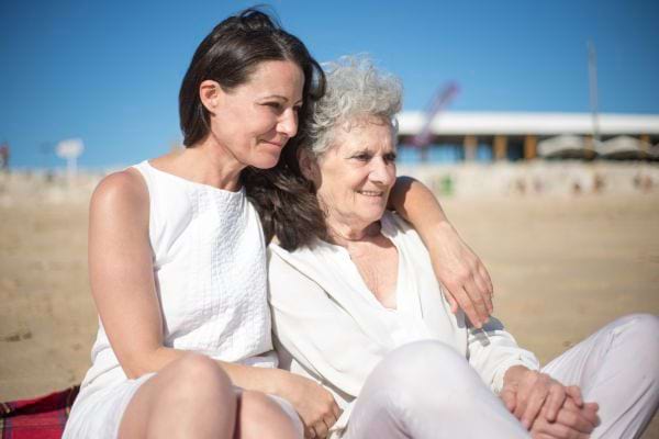 une fille et sa m&egrave;re &acirc;g&eacute;e sur une plage