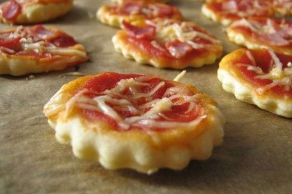 Mini pizzas apéritives au fromage, recette facile pour apéro dinatoire