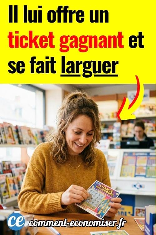 Femme souriante grattant un ticket de loterie dans un bureau de tabac, assise au comptoir