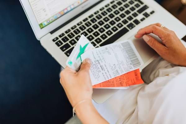 Une personne qui fait ses comptes sur son ordinateur