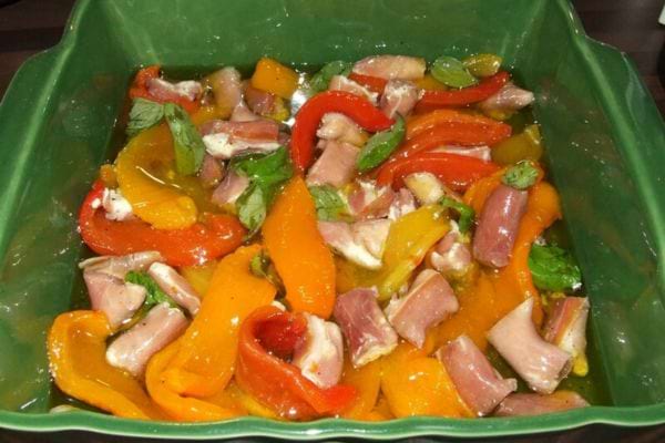 Salade de poivrons marinés, jambon et basilic pour apéro dinatoire