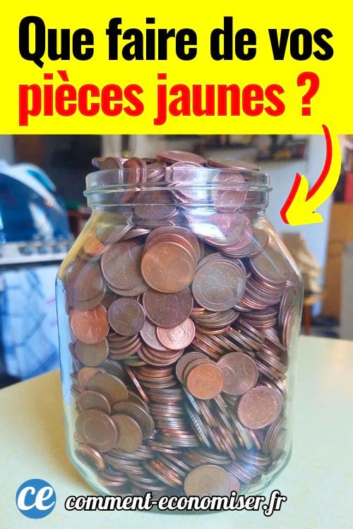 Bocal en verre rempli de pi&egrave;ces de monnaie pos&eacute; sur une table int&eacute;rieure