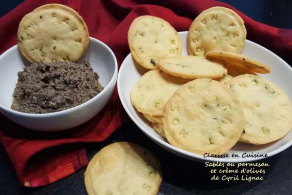 Sablés salés au parmesan avec tapenade maison pour apéritif dinatoire