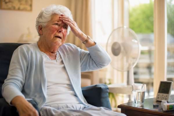 Une s&eacute;nior en pleine canicule qui perd la notion de temp&eacute;rature corporelle