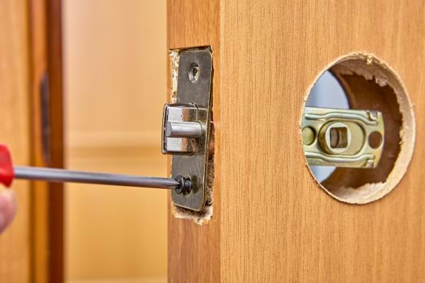 Une serrure de porte en train d'&ecirc;tre chang&eacute;e