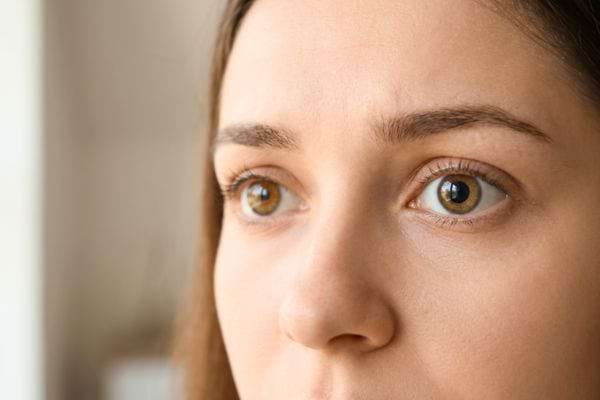 Gros plan sur des yeux avec pupilles de tailles diff&eacute;rentes