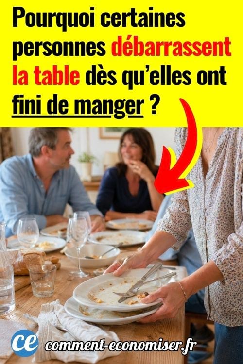 Femme d&eacute;barrassant des assiettes sales apr&egrave;s un repas convivial en famille.