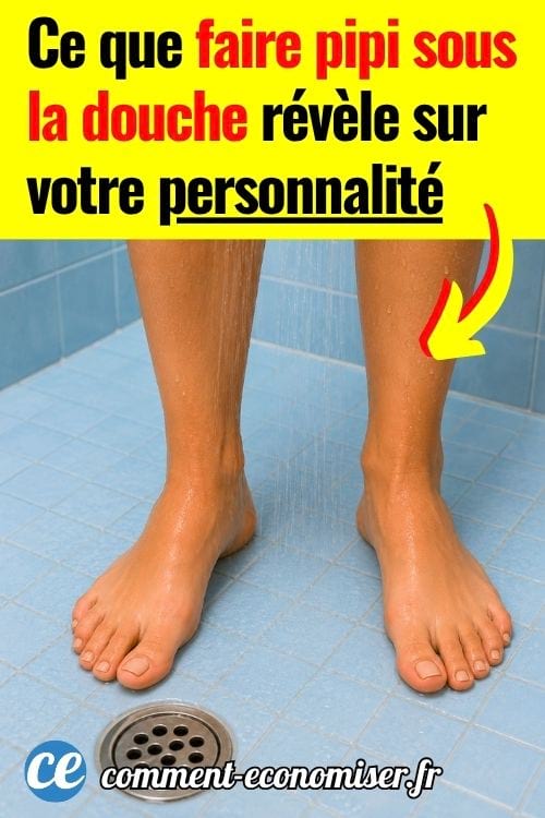 Jambes sous la douche avec de l&rsquo;eau coulant pr&egrave;s de l&rsquo;&eacute;vacuation.