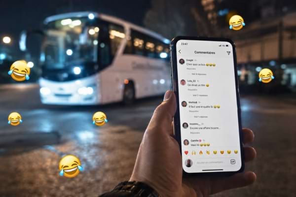 &Eacute;cran de smartphone affichant des commentaires de r&eacute;seaux sociaux et des &eacute;mojis