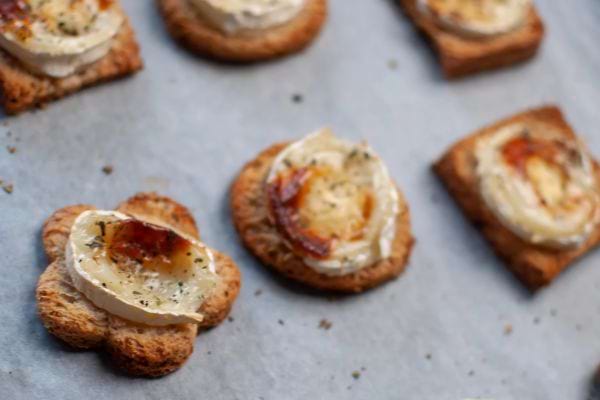 Toasts apéritifs au chèvre chaud et miel, bouchées salées faciles pour apéro dinatoire