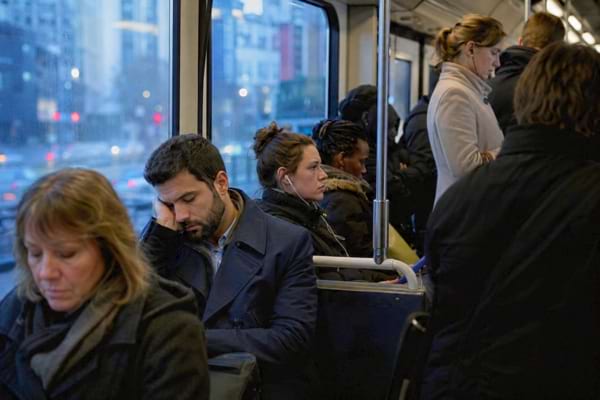 travailleurs fatigués dans un bus au petit matin