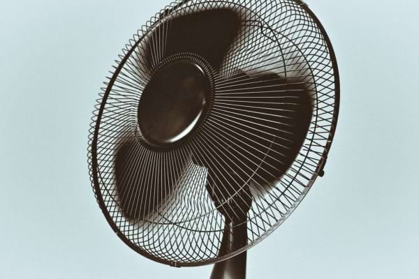 Un ventilateur noir en fonctionnement